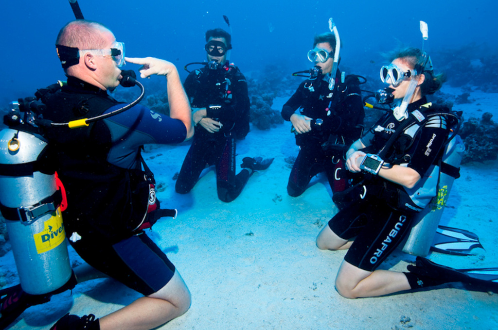 PADI Instructor with students