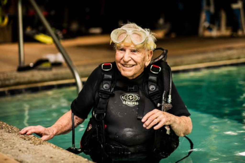 El buzo más viejo del mundo - Bill Lambert saliendo de una piscina de entrenamiento