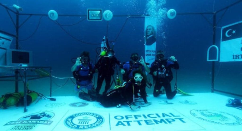 Cem Karambay y su equipo durante el récord buceo (Foto: Cem Karambay)