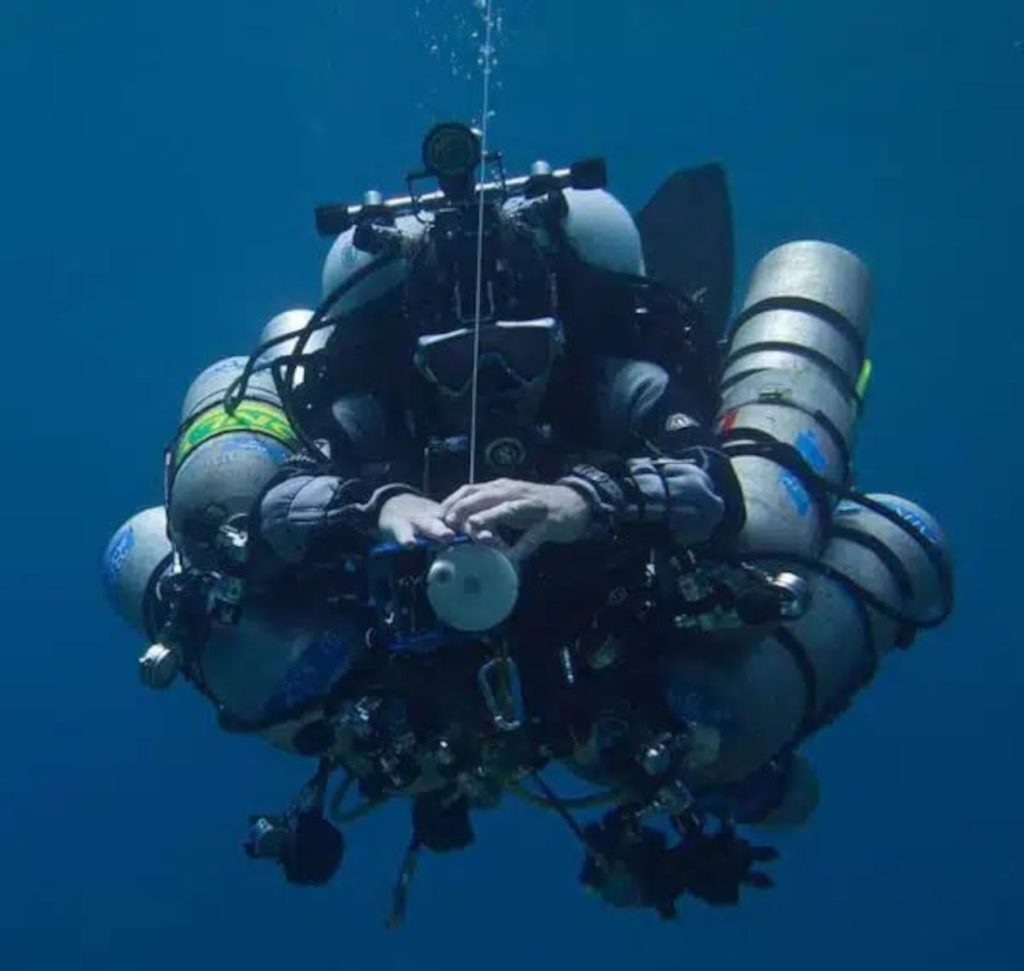 El oficial especial del ejército egipcio Ahmed Gabr pasó 17 años como instructor de buceo antes de ganar el record guinnes