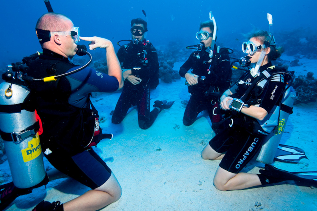 Instructor de Buceo PADI con estudiantes