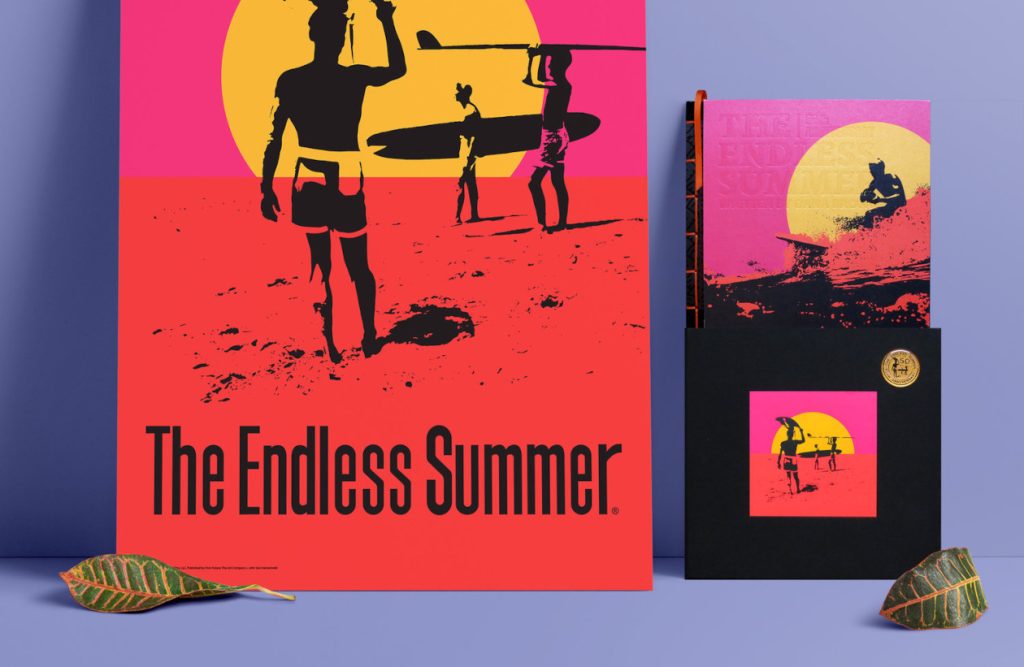 Foto tapa del libro de surf: The Endless Summer- (Surfistas cargando su tabla)