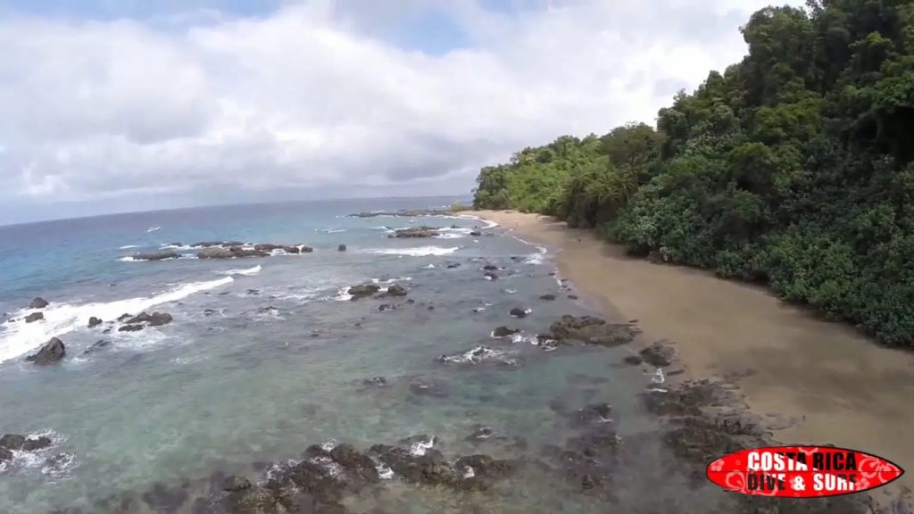 Rocas y playa Isla del Caño