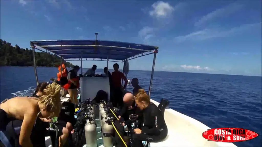 turistas listos para el buceo