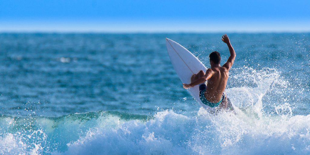surfista haciendo vueltas en el océano