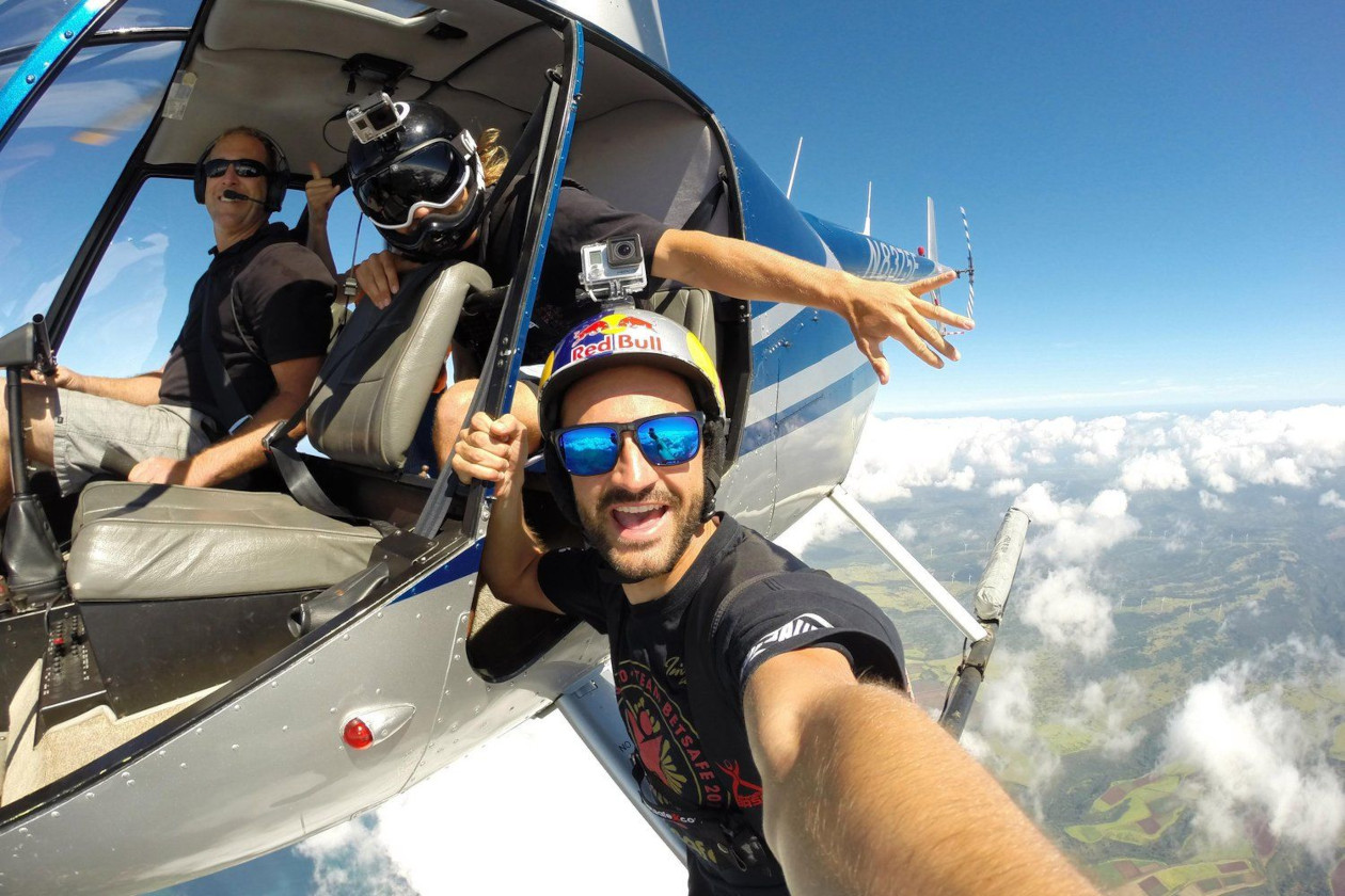 hombre haciendo silfie en el lado externo de un helicóptero