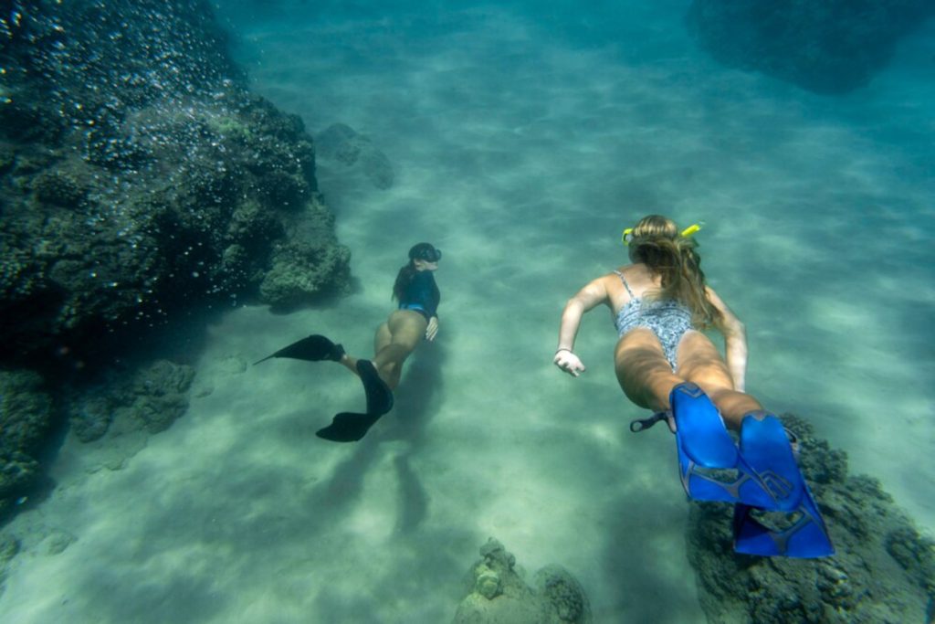 dos personas praticando snorkel en isla chora
