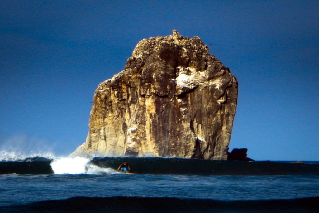 surfista frente a la roca bruja en Costa Rica