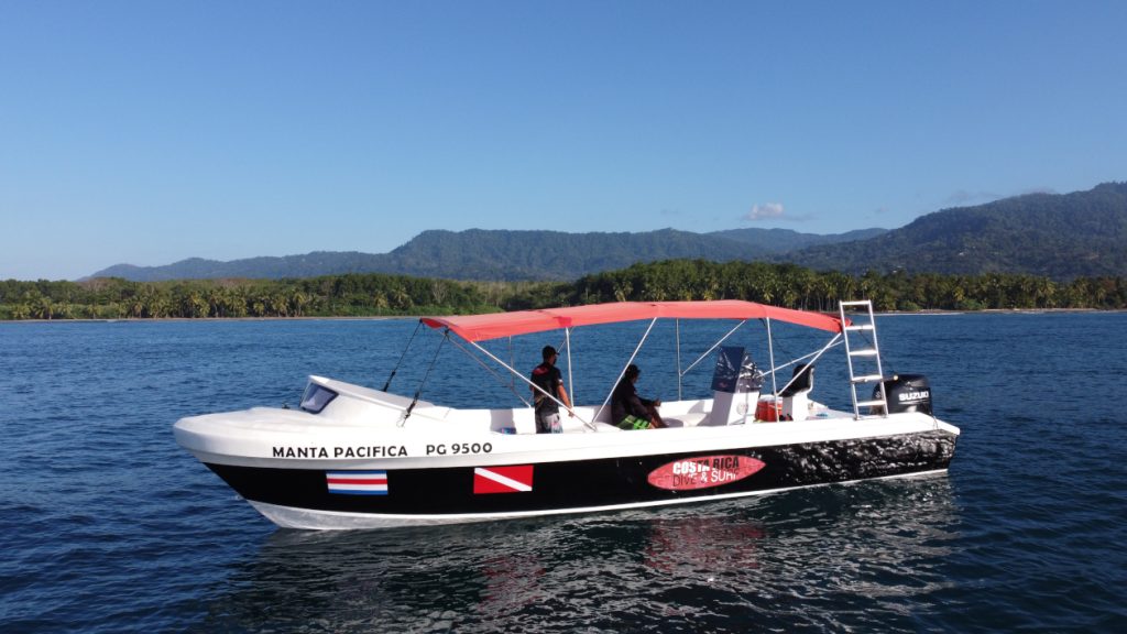 Boat of 5 stars Padi Center Costa Rica Dive and Surf